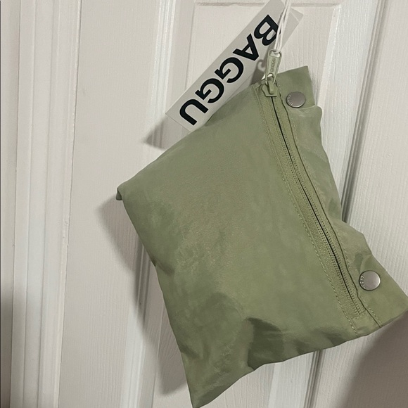 Women's Everyday Tote BGGU in Celedon - Picture 2 of 5